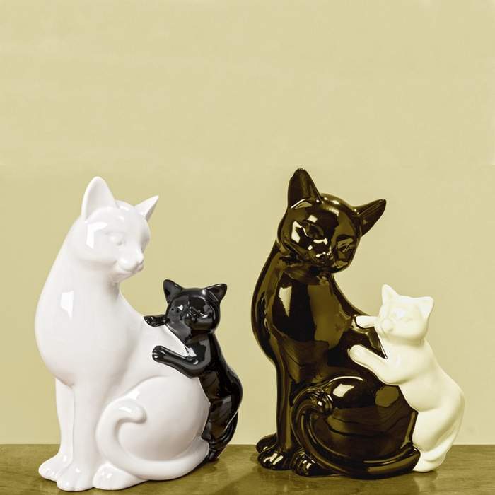 Levně Kočka s mládětem keramika 21cm mix barev velká bílá kočka