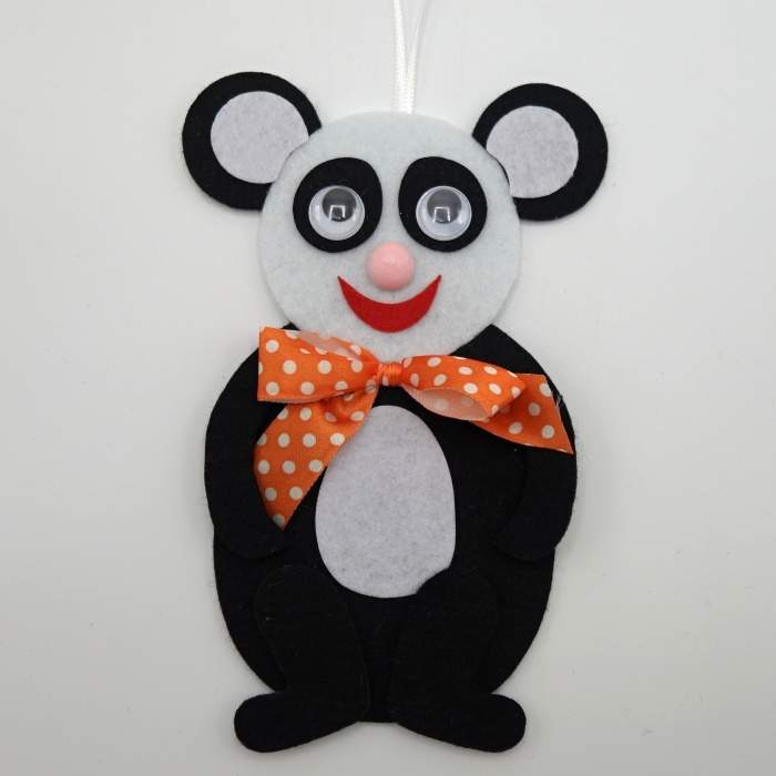 Levně Ozdoba panda dekor mašle plst/plast/mašle bílo-černá 20cm
