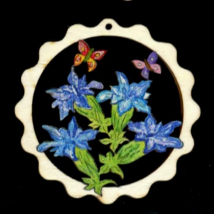 Levně Ozdoba dřevěná květina s motýli v kruhu modrá 9cm